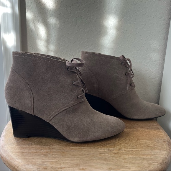 Ralph Lauren Tamia Lace-Up Wedge Ankle Boots Booties Suede Leather Taupe 8.5 EUC - Picture 6 of 16